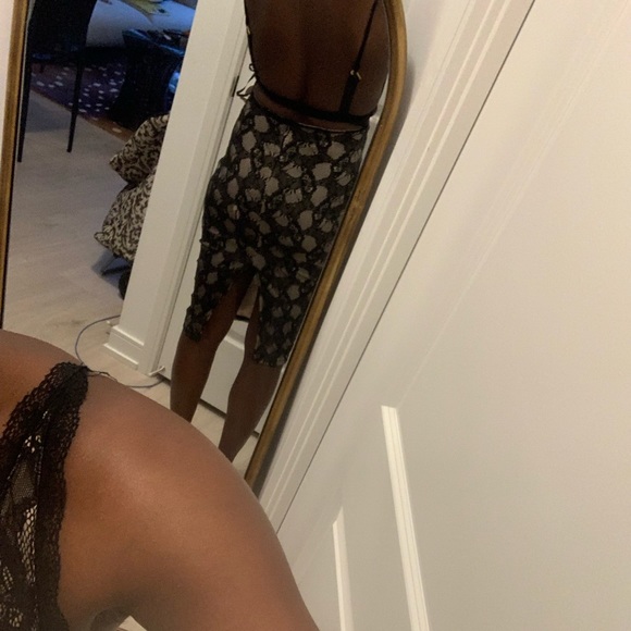 . Small midi open back. Cutout lace v deck dress - Picture 4 of 6